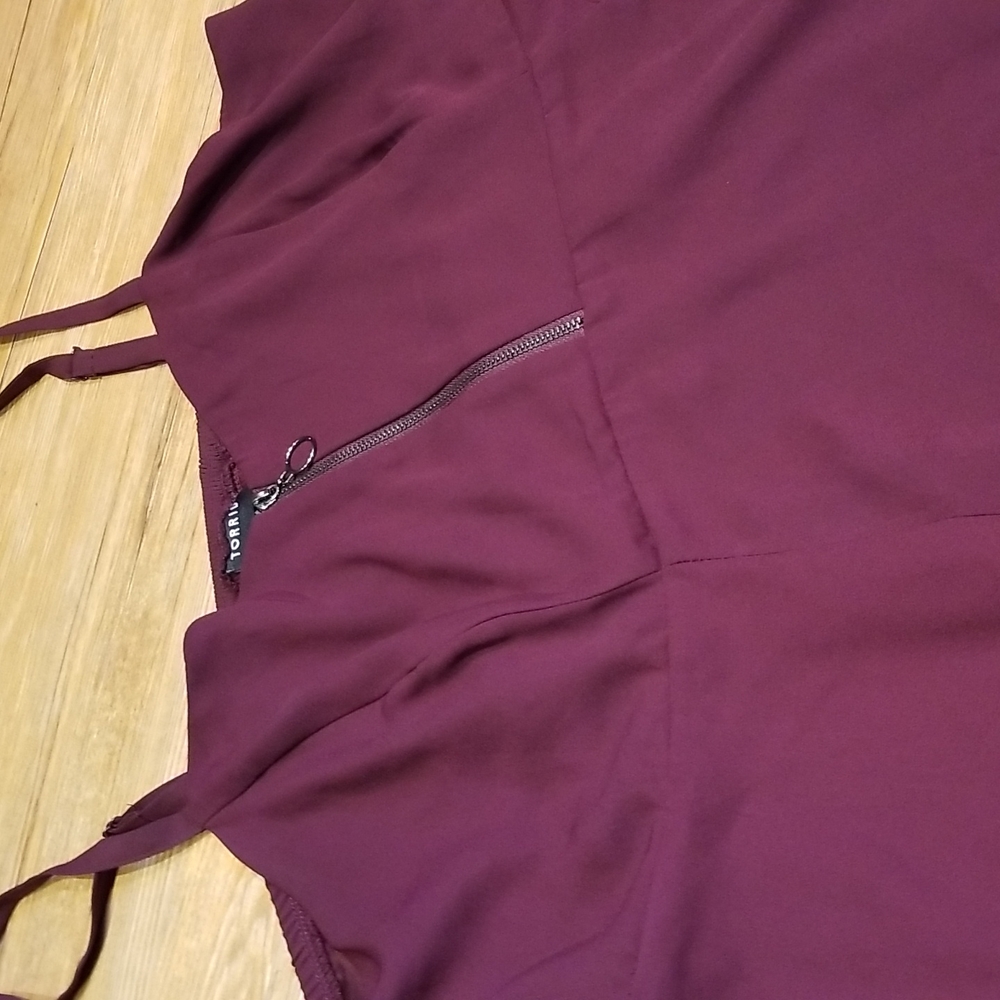 Torid Burgundy adjustable strap zippered front elastic back flowy top sz 2=2X - Picture 2 of 8